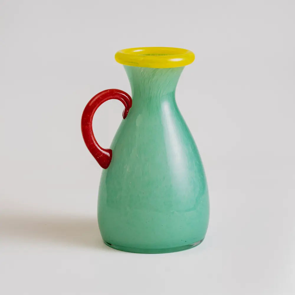 mini vase vert en verre soufflé avec anse rouge et col jaune – Couleurs Folles Menthe Cerise