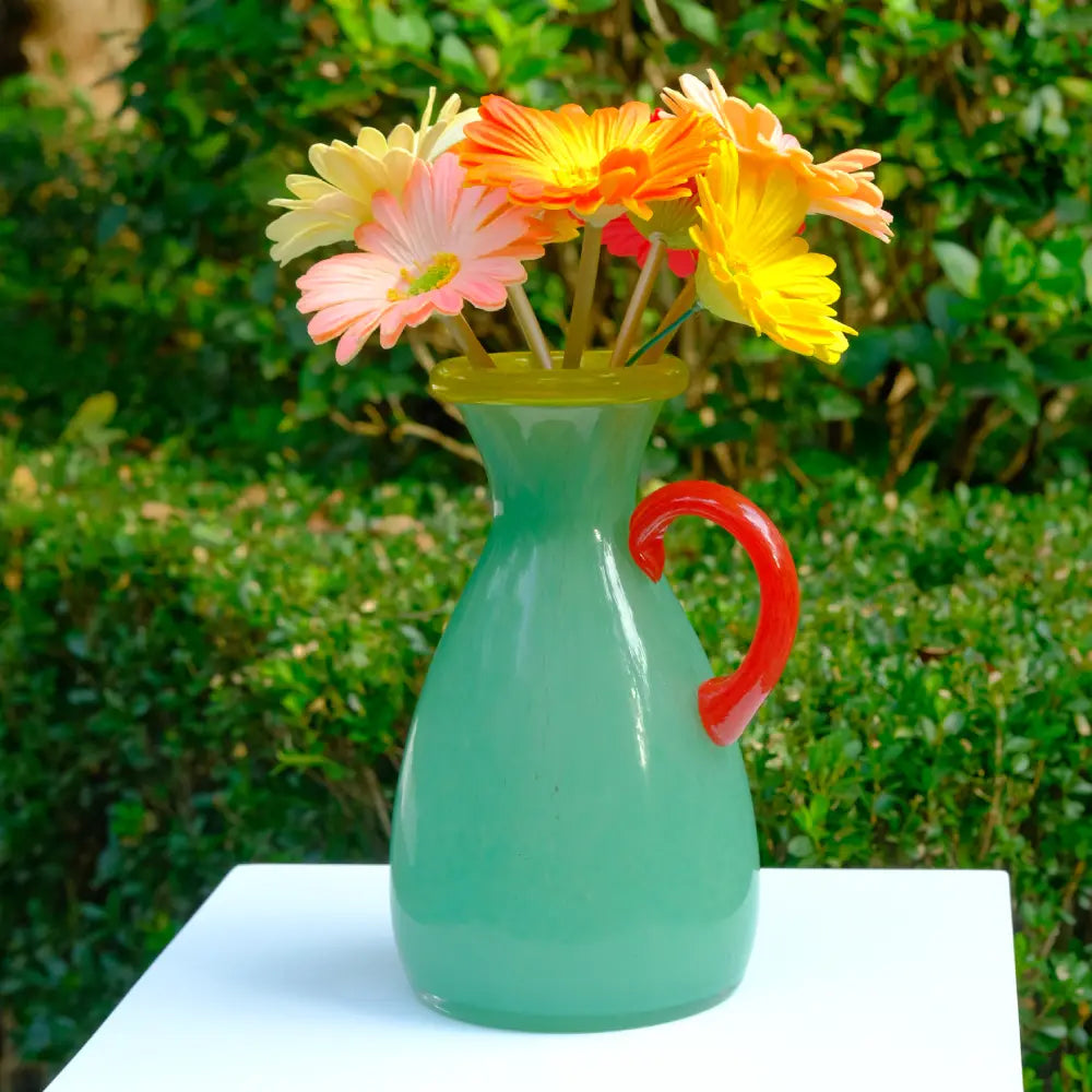 Mini vase en verre artisanal coloré, alliance de créativité et de modernité.