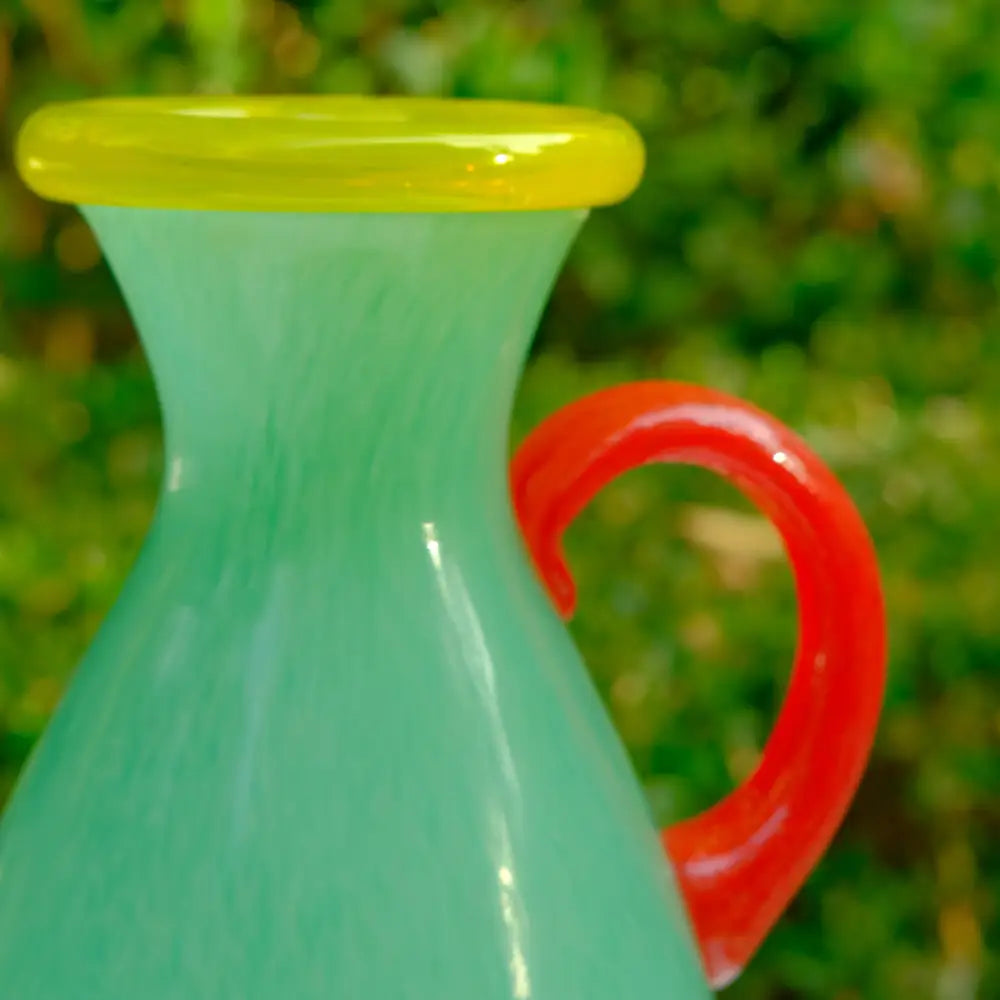 Mini vase en verre soufflé, touche lumineuse pour une décoration joyeuse.