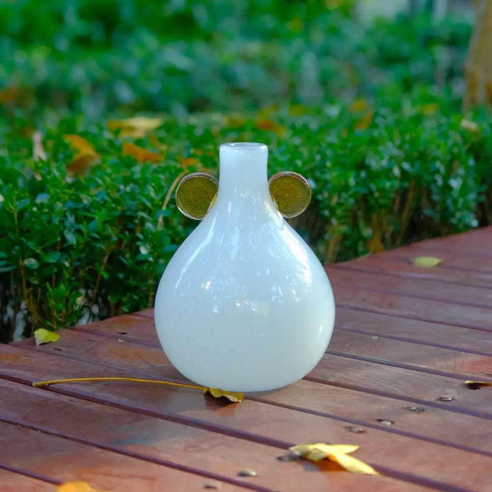 Mini vase blanc en verre soufflé avec deux pastilles ambrées, au design minimaliste.