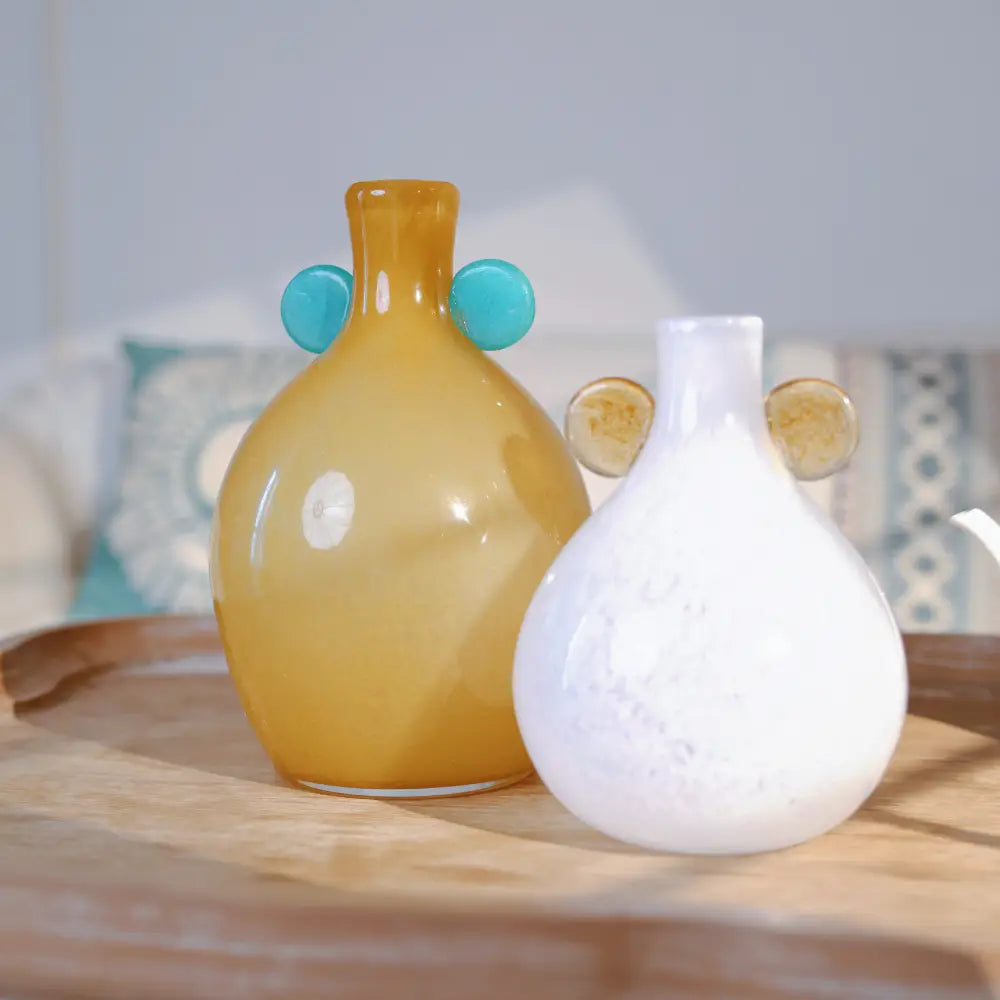 Mini vase blanc artisanal en verre, orné de détails dorés pour une décoration élégante.