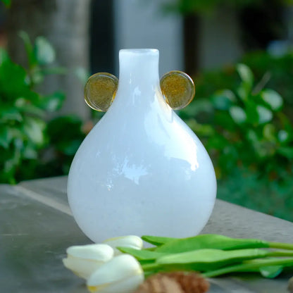 Mini vase blanc artisanal décoré de deux disques ambrés, parfait pour une touche élégante.