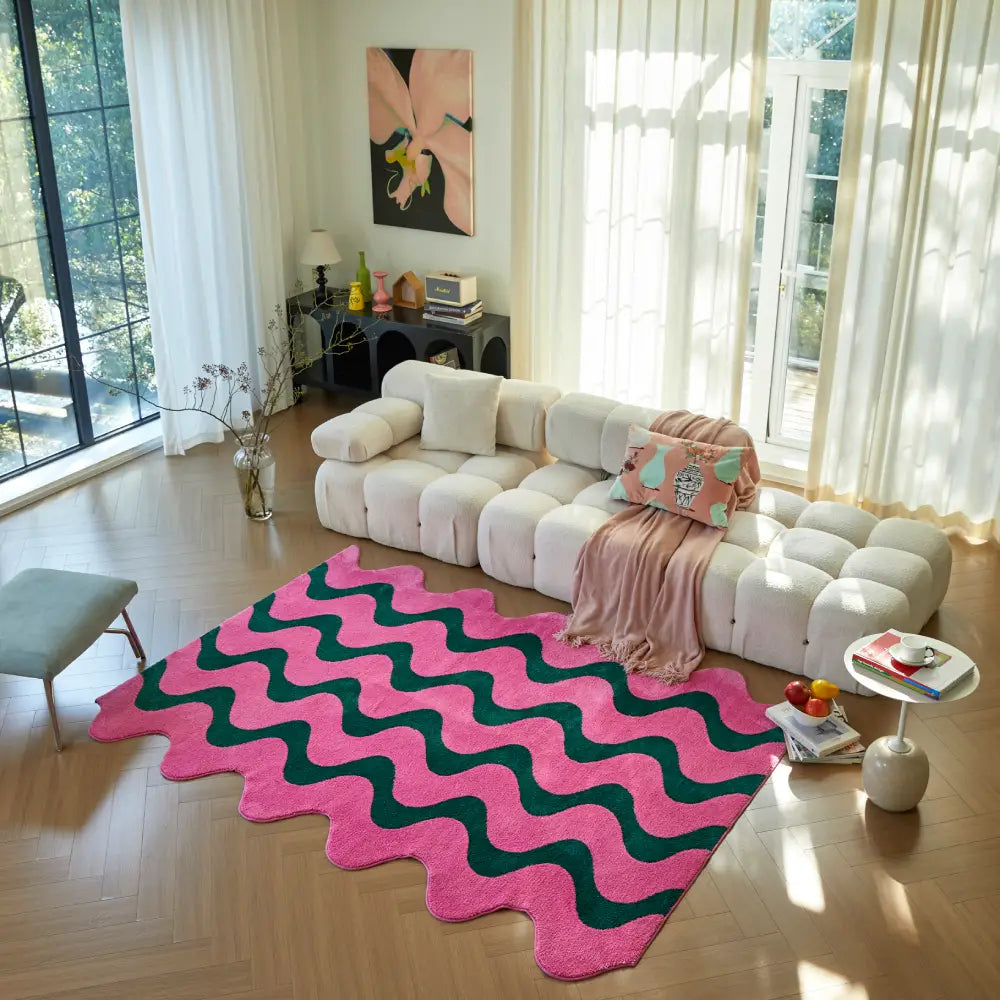 Tapis ondulé rose et vert dans un salon lumineux, apportant une touche moderne et colorée au sol en bois naturel.