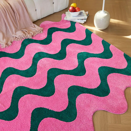 Décoration intérieure avec un tapis ondulé rose et vert, ajoutant du contraste et du dynamisme au salon.