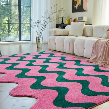 Tapis ondulé rose et vert aux courbes fluides, parfait pour sublimer une pièce de vie contemporaine et lumineuse.