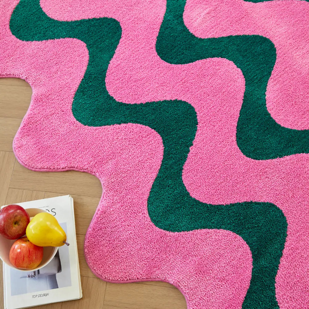 Tapis ondulé rose et vert mis en scène dans un espace minimaliste, soulignant l’harmonie entre couleurs vives et mobilier neutre.