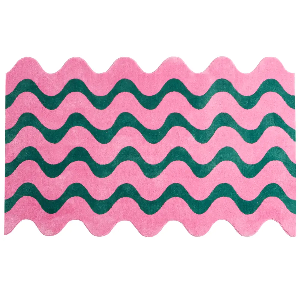 Tapis ondulé rose et vert en forme de vagues, illuminant le salon par son design audacieux et ses teintes vibrantes.