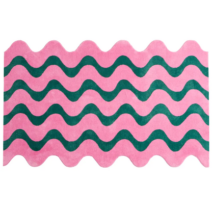 Tapis ondulé rose et vert en forme de vagues, illuminant le salon par son design audacieux et ses teintes vibrantes.