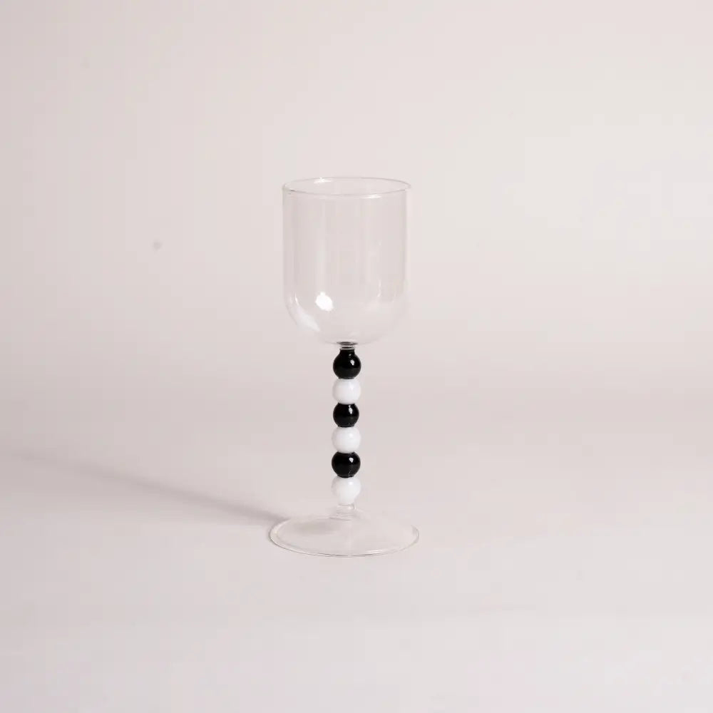 Détail du pied décoré d’un verres à jus artisanal coloré