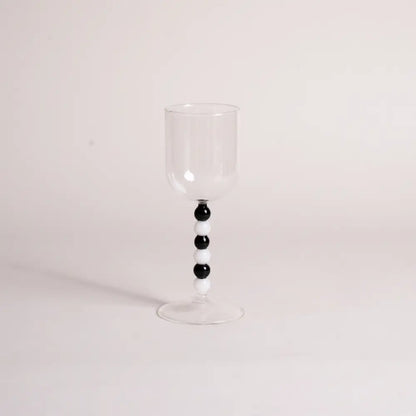 Détail du pied décoré d’un verres à jus artisanal coloré