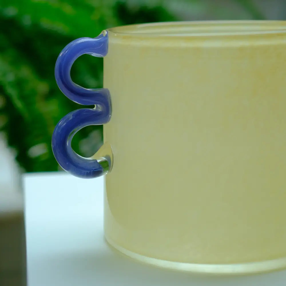 Mini vase Kolviva en verre soufflé, alliance de créativité et de modernité.