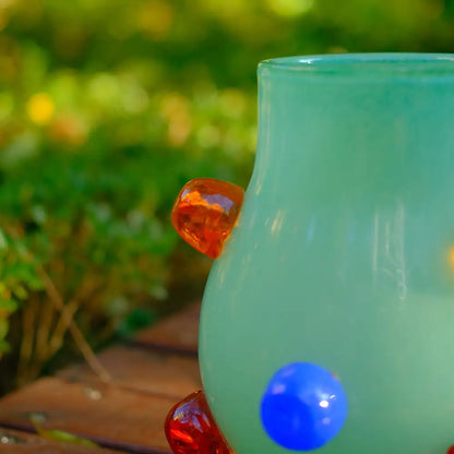 Petit vase en verre soufflé à décor de bulles bleues et orange, pièce moderne pour la décoration intérieure.