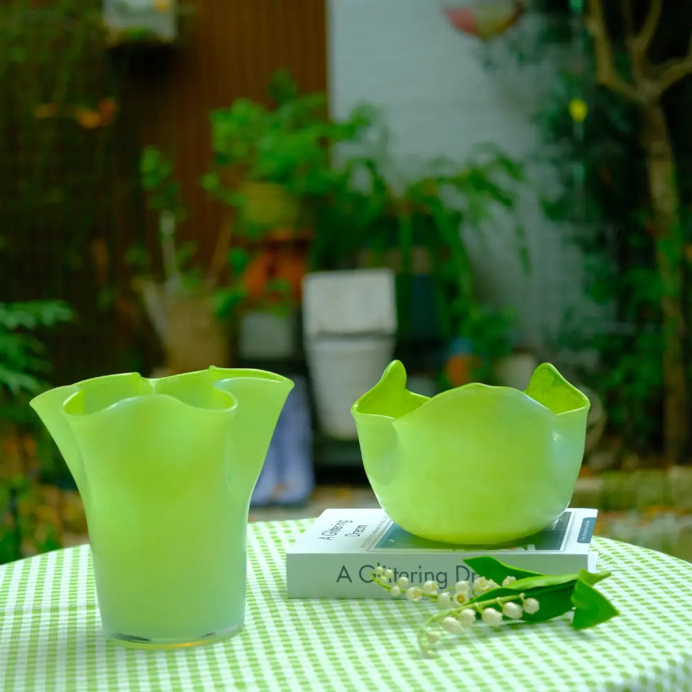 Petit vase en verre soufflé à la main, parfait pour fleurs séchées ou mini bouquets.