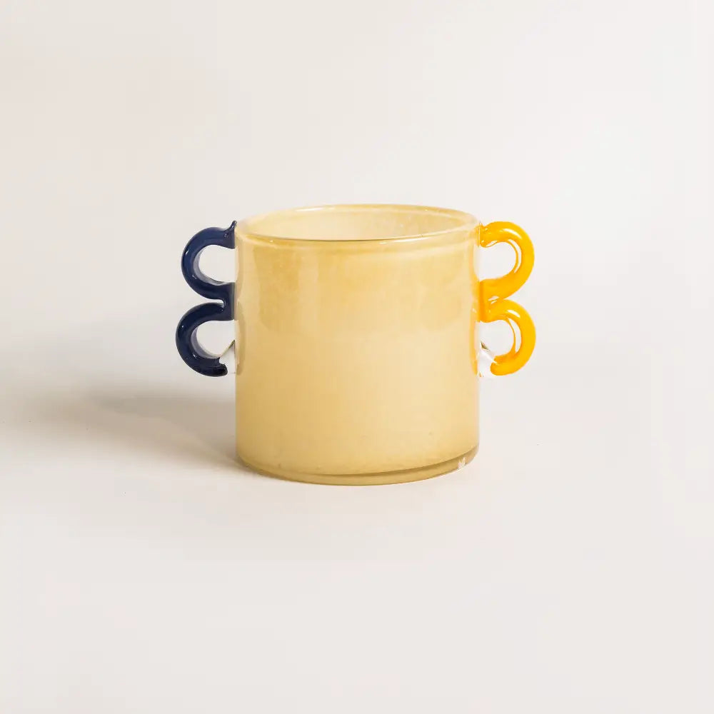 petit vase beige en verre soufflé avec poignées bleue et jaune