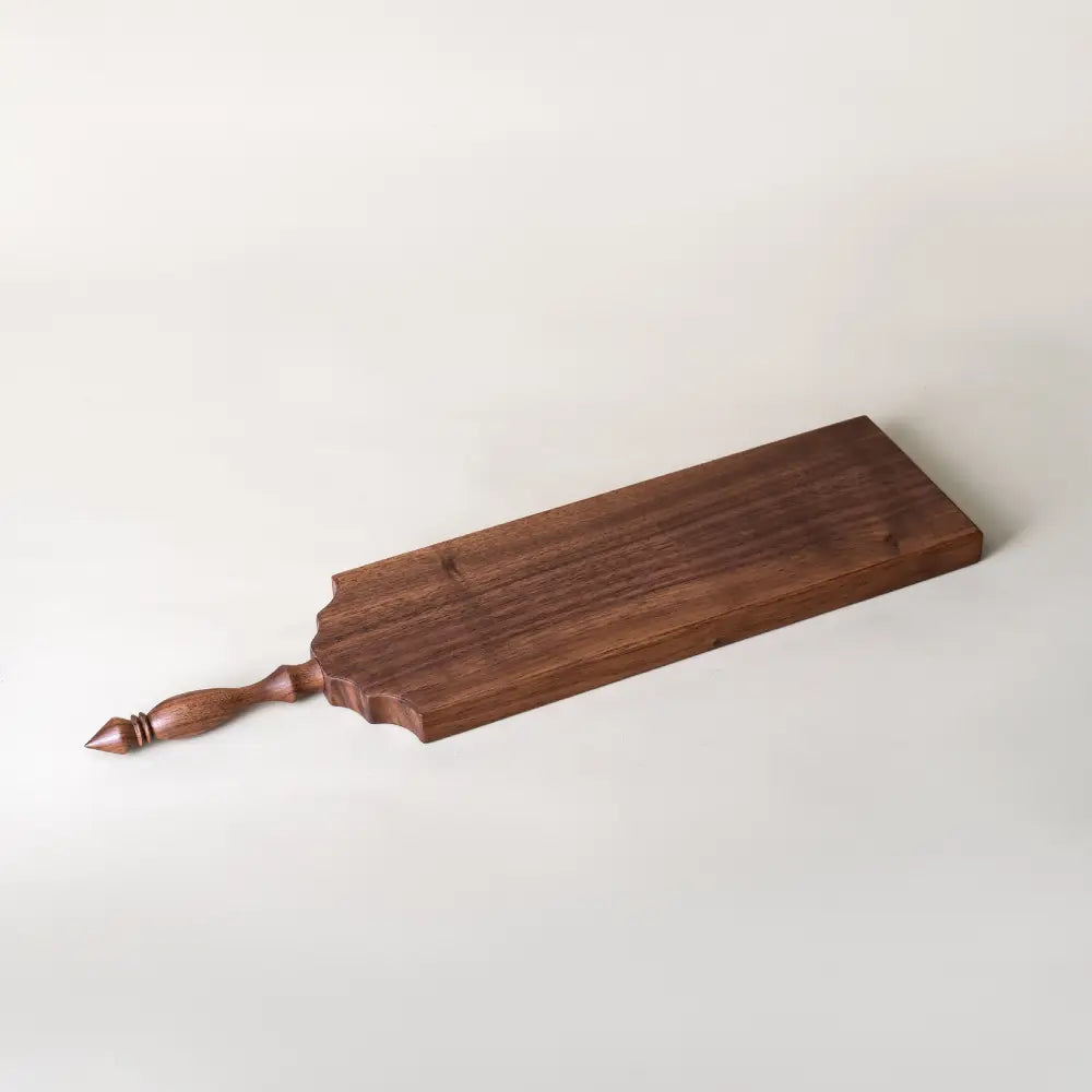 Planche de charcuterie en bois, présentation de tapas et fruits secs