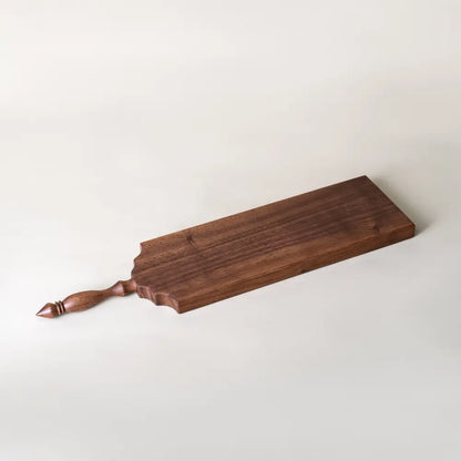 Planche de charcuterie en bois, présentation de tapas et fruits secs