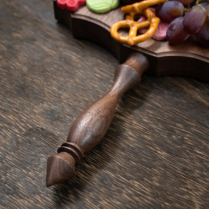 Planche de charcuterie artisanale en bois naturel, idéale pour apéritifs et présentations élégantes.