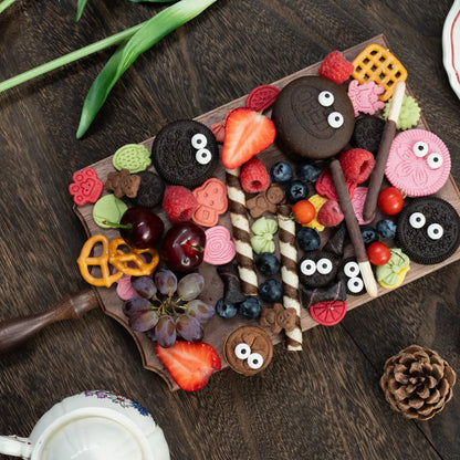 Planche de charcuterie faite main, design raffiné pour servir fromages, fruits ou tapas.