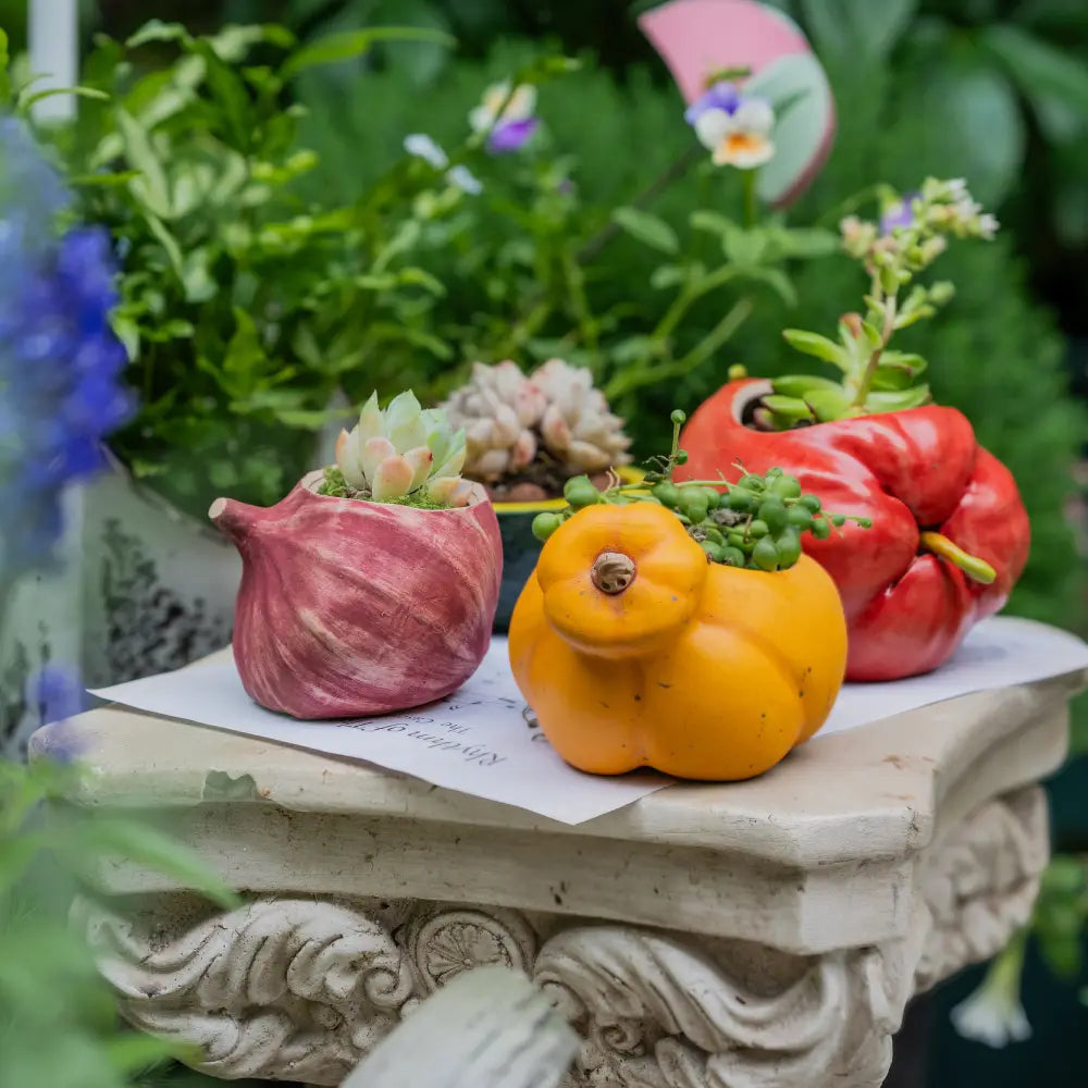 Pot de fleur en céramique vintage, finition patinée avec décor floral peint à la main.