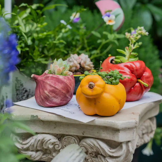 Pot de fleur en céramique vintage, finition patinée avec décor floral peint à la main.