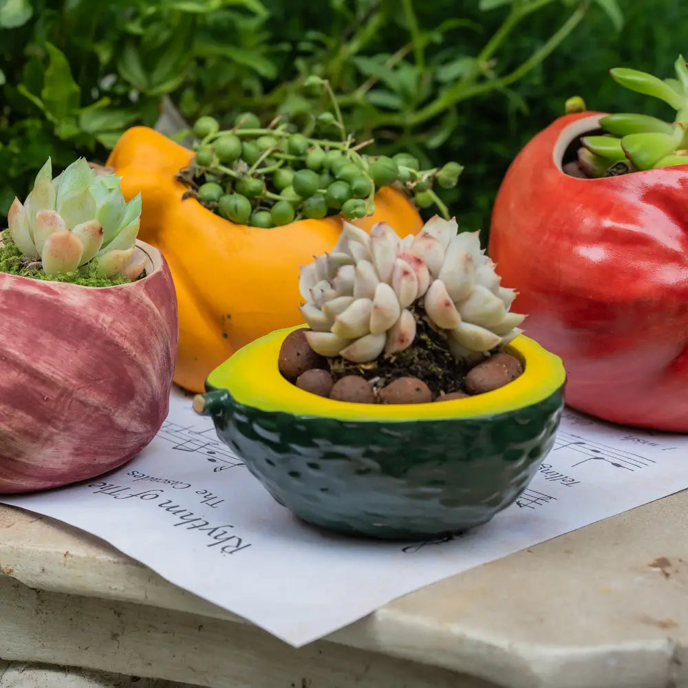 Pot de fleur en céramique moderne émaillée, parfait pour plantes vertes et décoration intérieure.