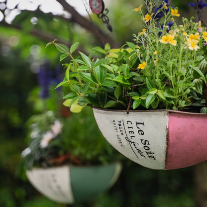 Pot de fleur à suspendre artisanal en céramique colorée, parfait pour plantes vertes et ambiance bohème.