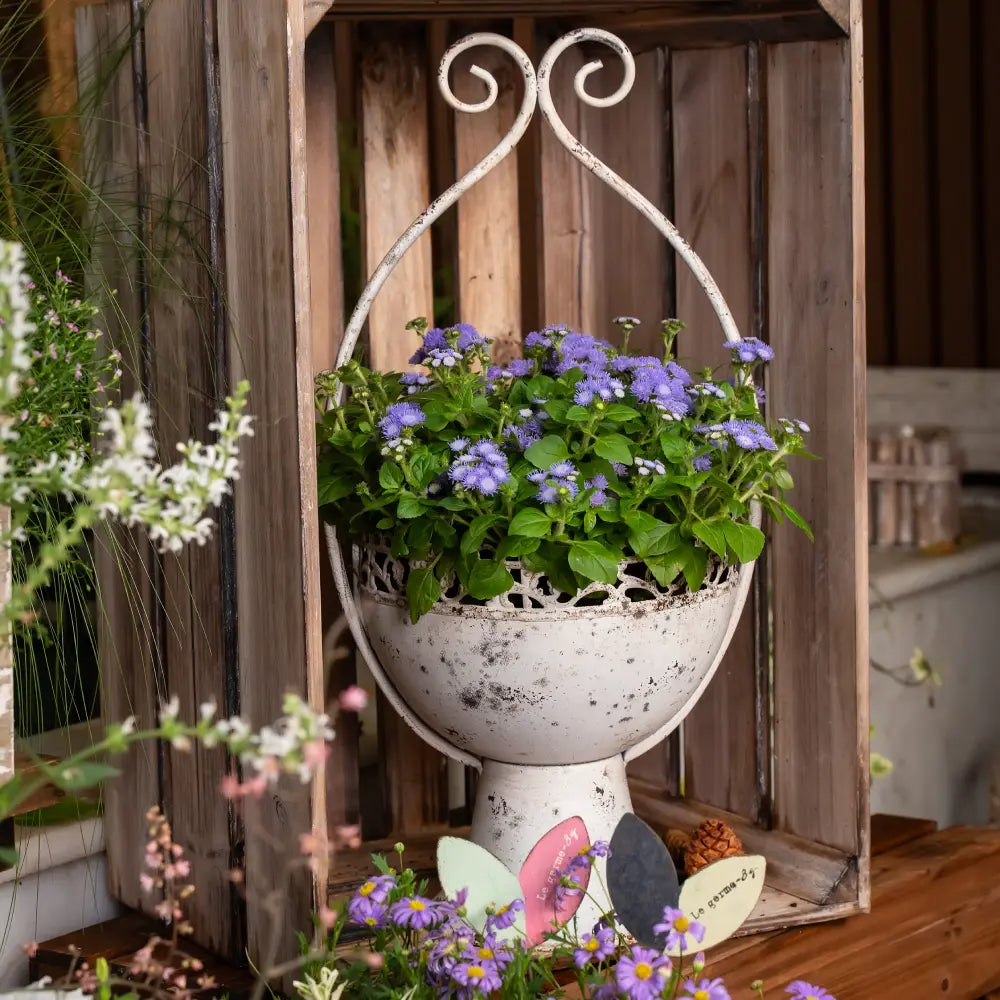 Pot de fleur blanc en métal vieilli décoratif