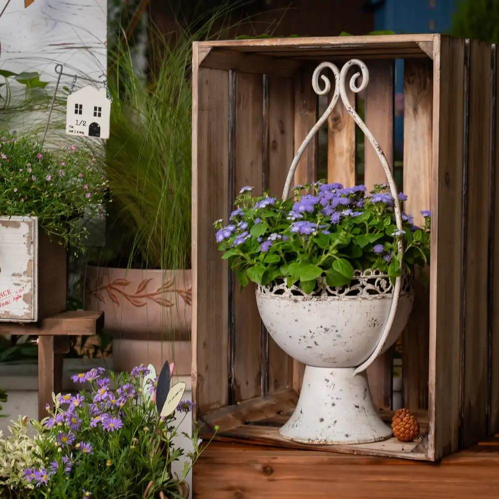 Pot de fleur blanc arrondi avec anse ajourée