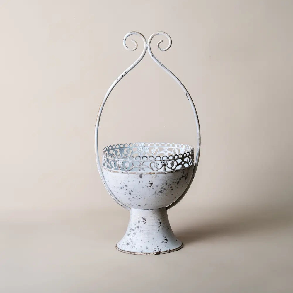 Pot de fleur blanc en métal vieilli avec anse ajourée