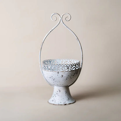 Pot de fleur blanc en métal vieilli avec anse ajourée