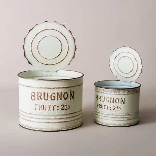 Petit pot de fleur blanc en métal style conserve vintage, idéal pour une décoration de balcon ou cuisine rétro.