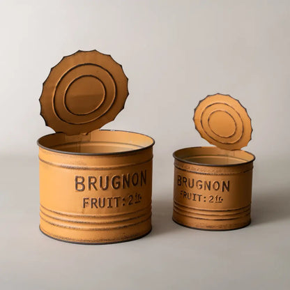 Petit pot de fleur jaune au design de boîte de conserve rétro, garni d’herbes fraîches sur une table rustique.