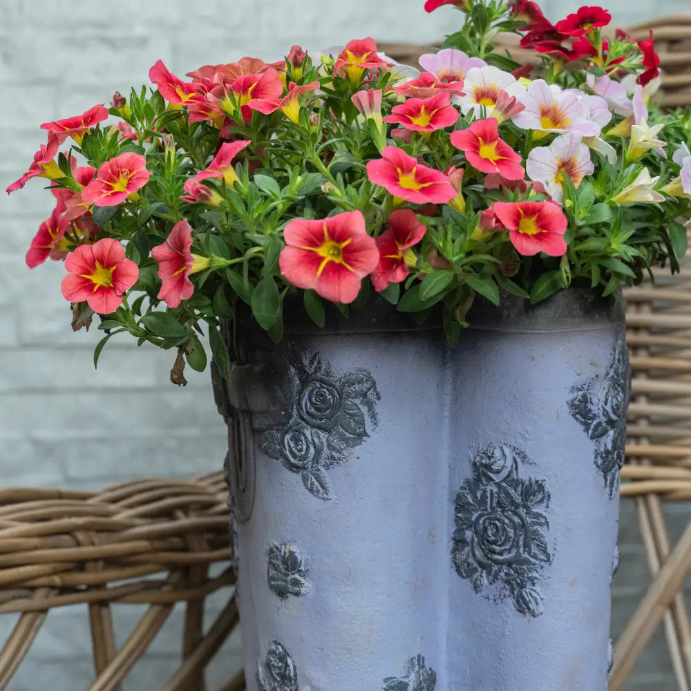 Pot de fleur pour extérieur – Bottes fleuries en résine décoratives avec des fleurs colorées.