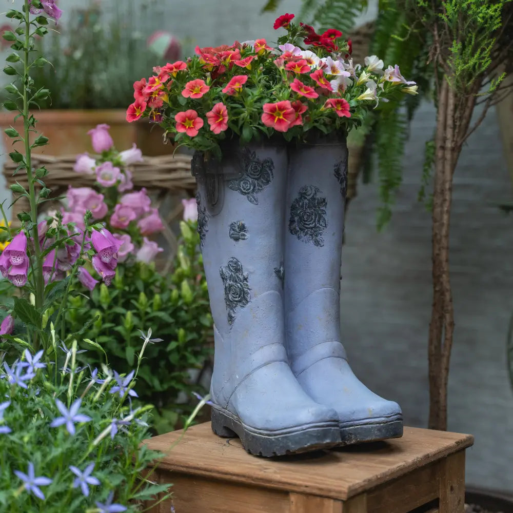 Pot de fleur pour extérieur – Bottes fleuries en résine décoratives avec des fleurs colorées.
