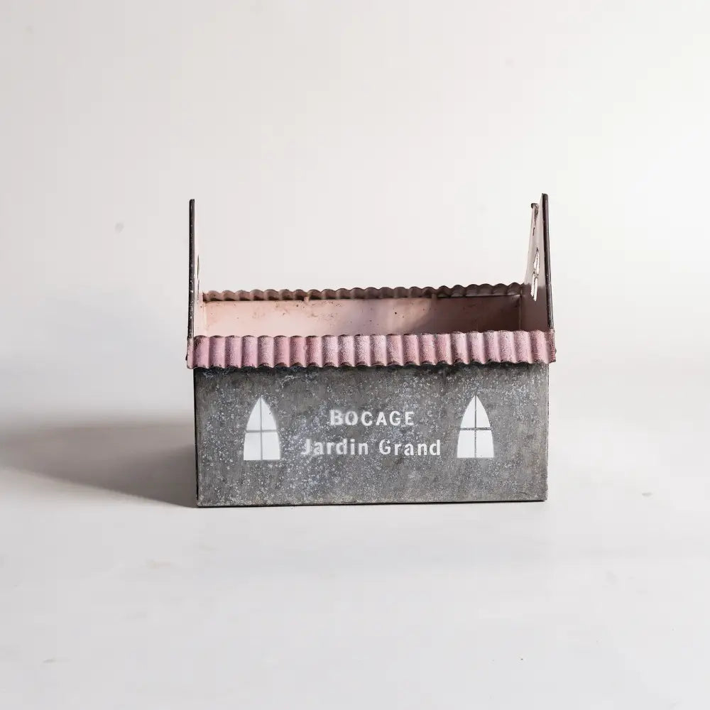 pot de fleurs intérieur en métal vieilli forme maison