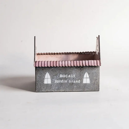 pot de fleurs intérieur en métal vieilli forme maison