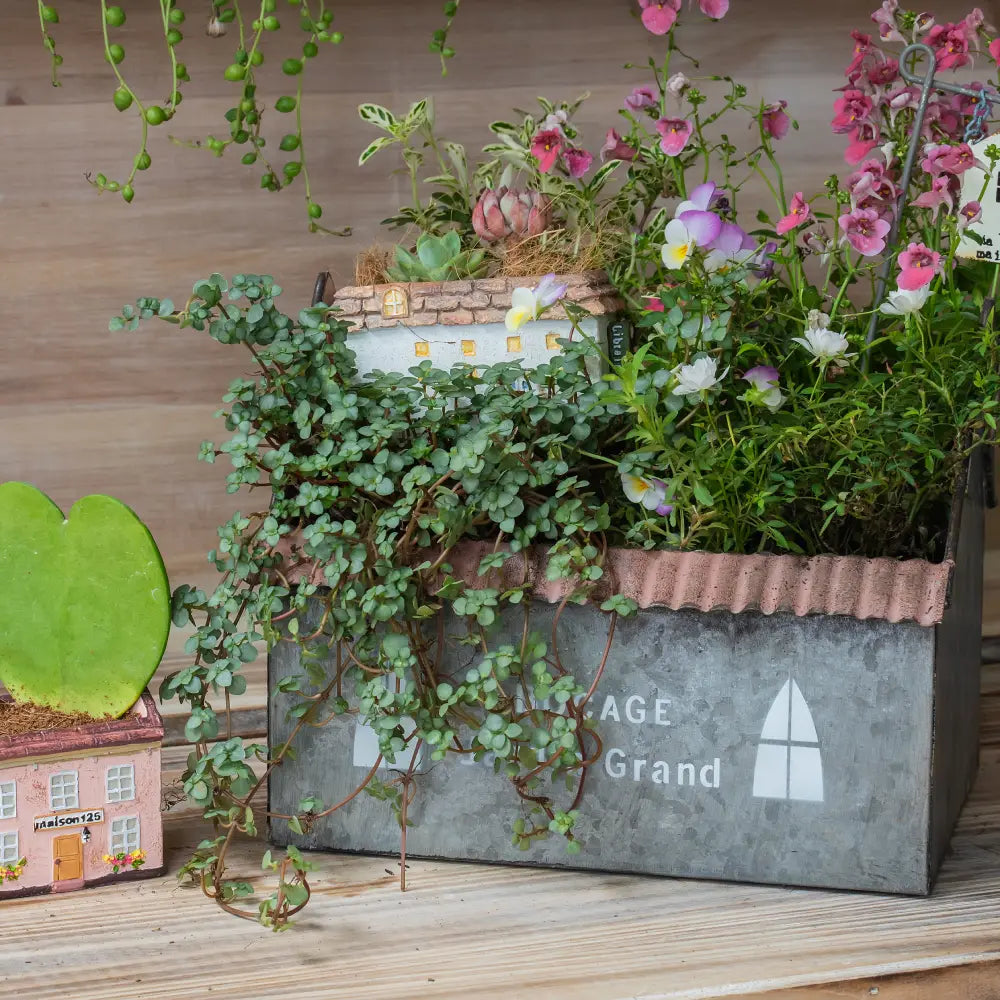 pot de fleurs intérieur design avec toit ondulé