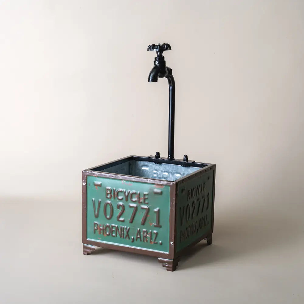 pot de fleurs pour balcon en métal patiné avec robinet