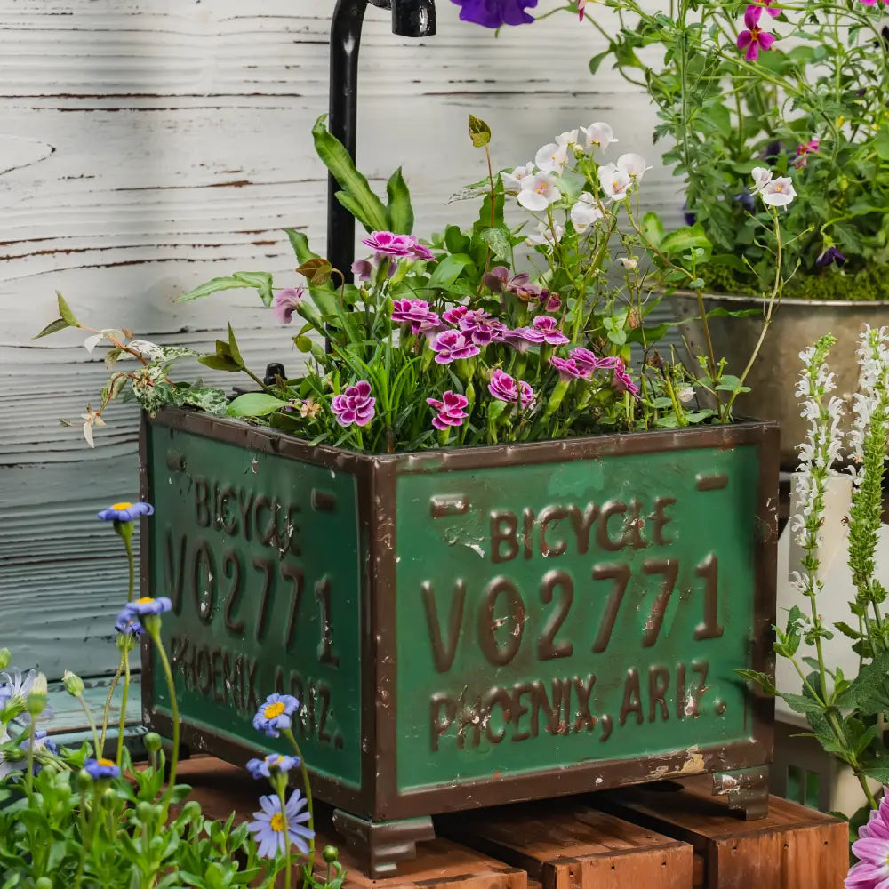 Pot de fleurs pour balcon – Bassin à eau décoratif en métal patiné avec fleurs colorées.