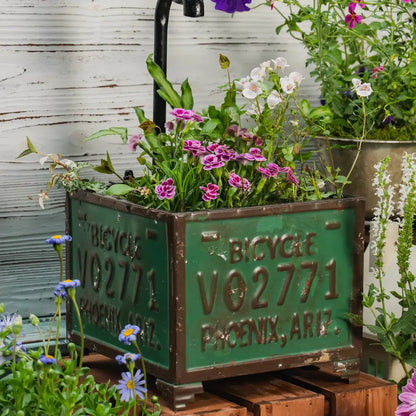 Pot de fleurs pour balcon – Bassin à eau décoratif en métal patiné avec fleurs colorées.