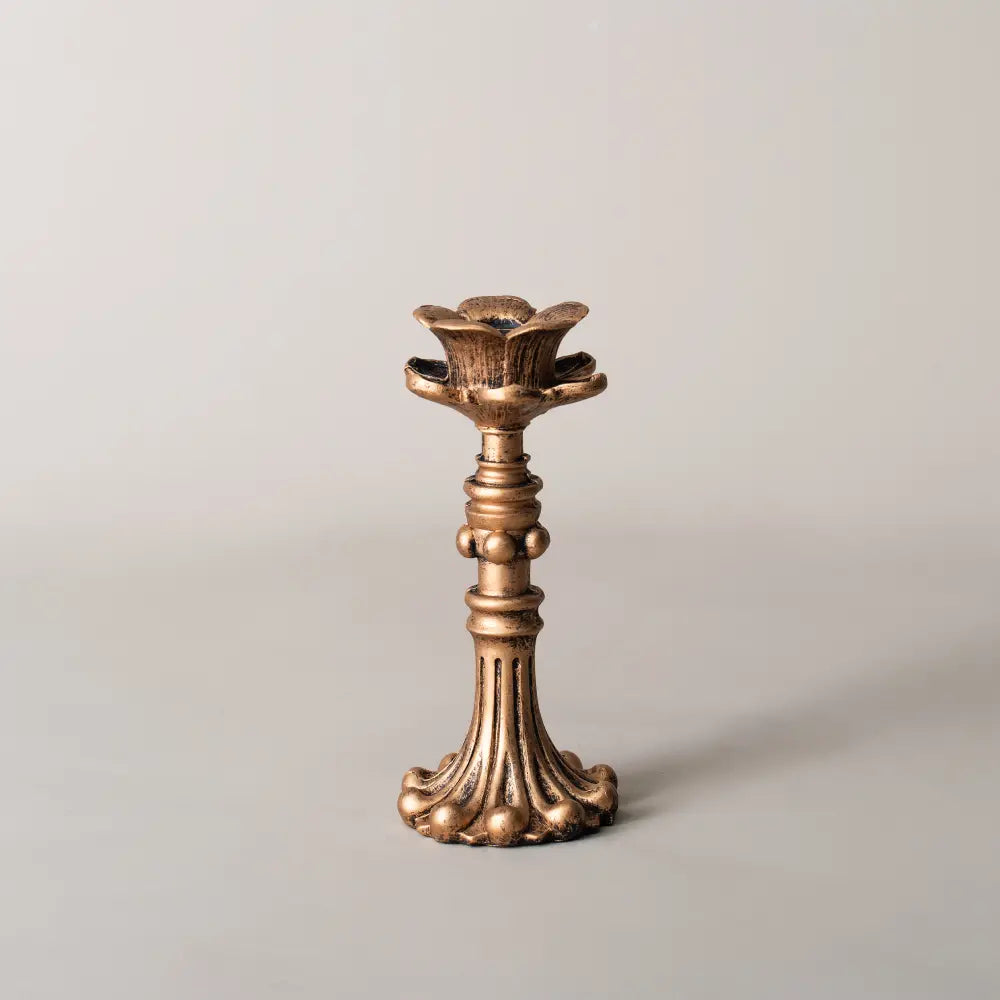 Bougeoirs dorés patinés – trilogie style ancien sur console