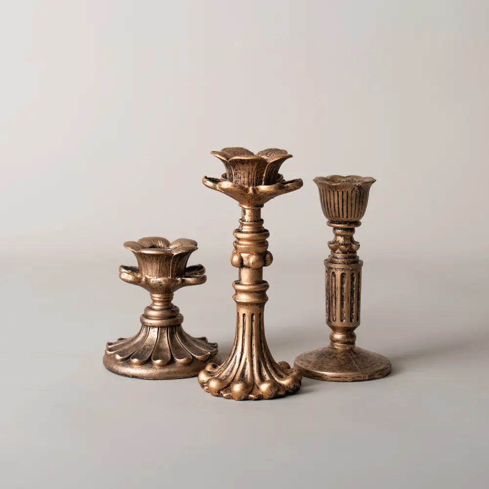 Bougeoirs dorés décoratifs inspirés des intérieurs de château