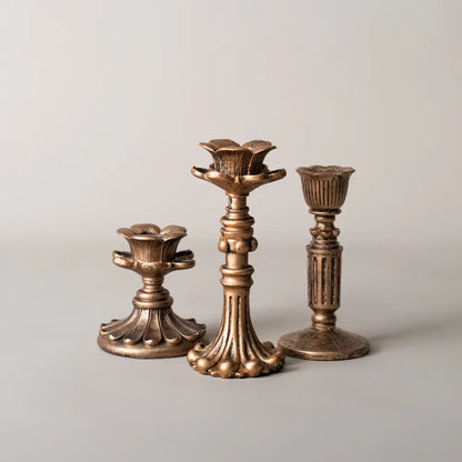 Bougeoirs dorés décoratifs inspirés des intérieurs de château