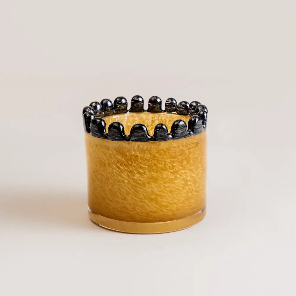 vase décoratif artisanal en verre rose avec perles translucides