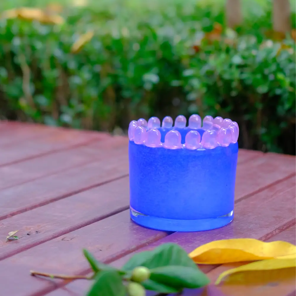 Vase moderne Kolviva, design contemporain et bord perlé original.