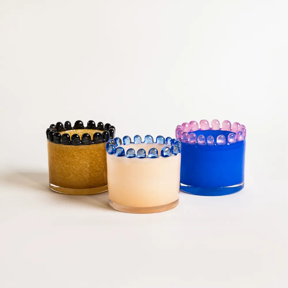 vase coloré en verre soufflé caramel avec décor de perles