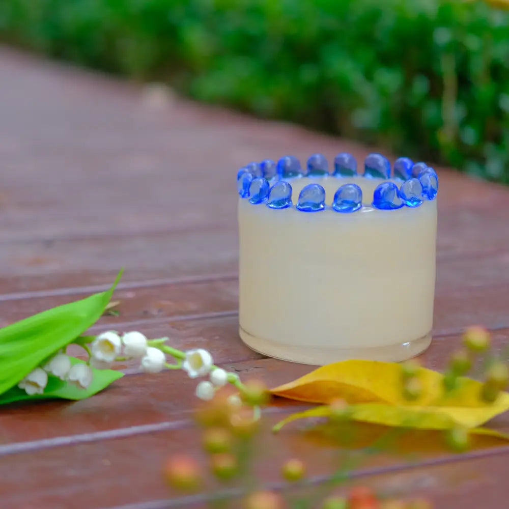 Vase moderne en verre artisanal, alliance d’élégance et de créativité.