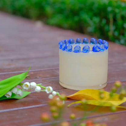 Vase moderne en verre artisanal, alliance d’élégance et de créativité.