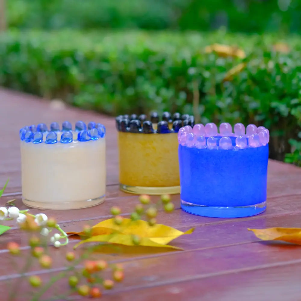 Vase moderne soufflé à la main, aux teintes or, rose nude et bleu intense.