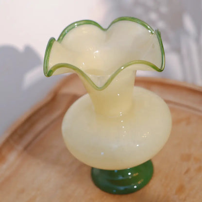 Vase en verre décoratif à col évasé et base verte, idéal pour sublimer un bouquet de fleurs séchées.